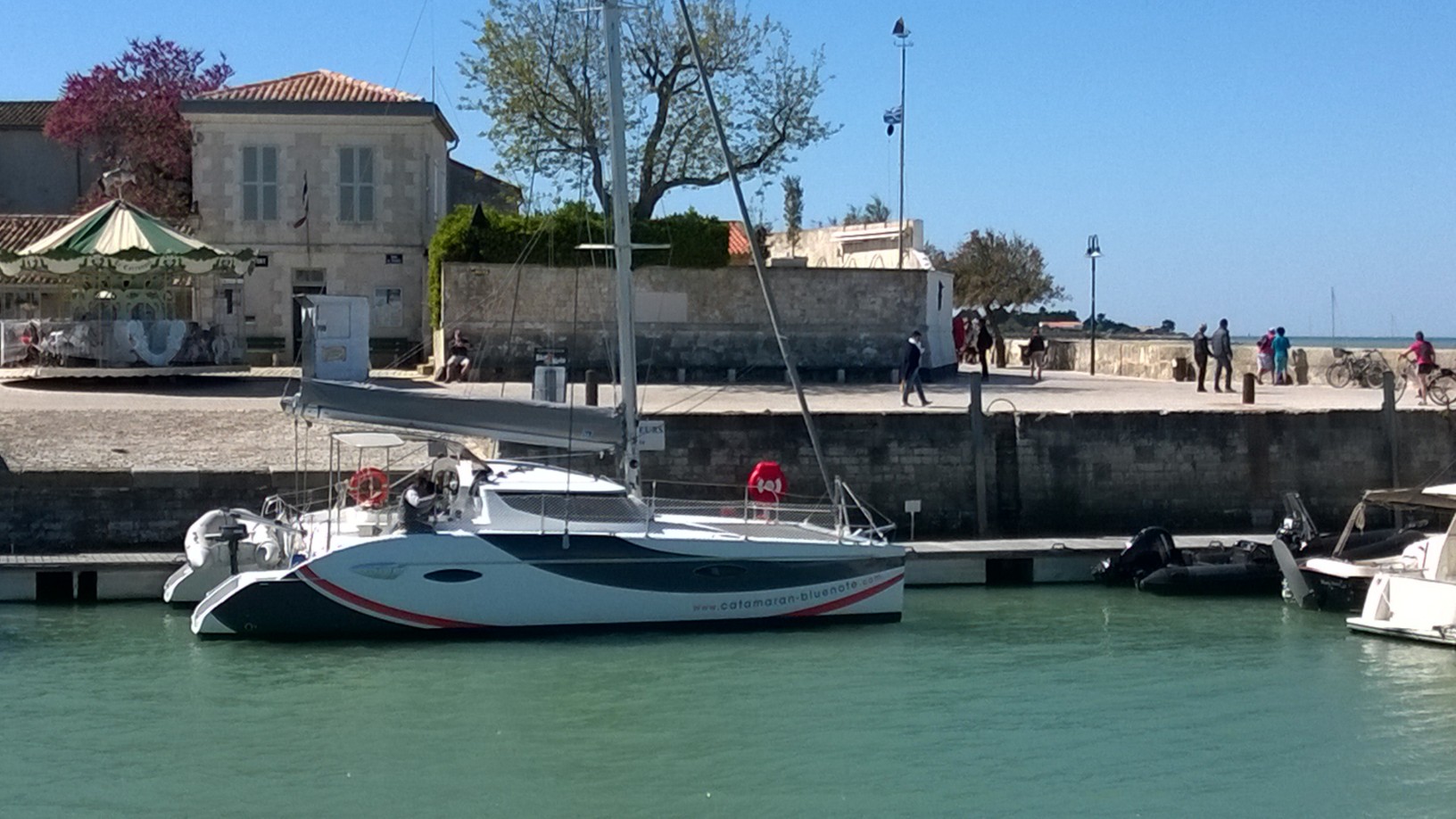 Catamaran Blue Note au port de La Flotte En Ré